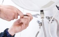 Comment réparer une fuite sur un raccord de plomberie ?